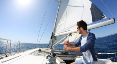 Mężczyzna na jachcie