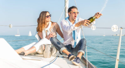 Otwieranie szampana na jachcie