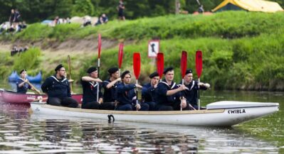salutowanie wiosłem podczas spływu