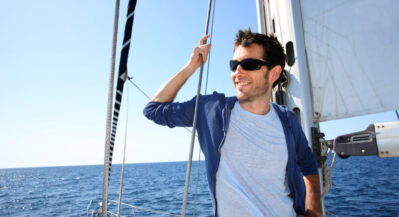 Mężczyzna na jachcie