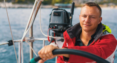 Żeglarz na jachcie