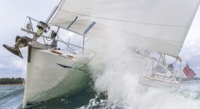 Płynący jacht w przechyle