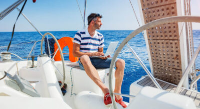 Żeglarz na jachcie
