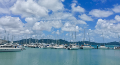 Jachty cumują w marinie