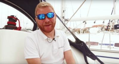 mezczyzna na pokladzie jachtu