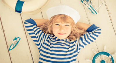 dziecko czeka na rejs