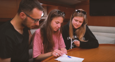 osoby planuja zakupy na rejs