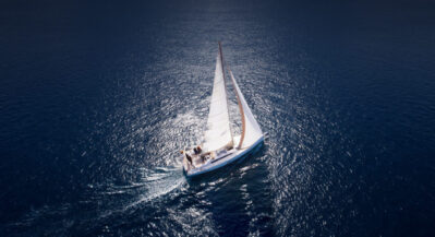 Samotny jacht na morzu