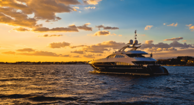 luksusowy jacht na morzu