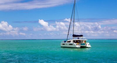 katamaran plynie po morzu