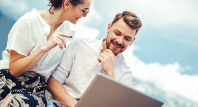 ludzie pracuja na jachcie